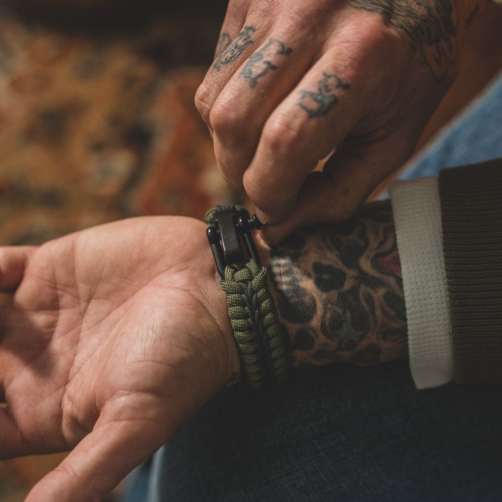 Never Forgotten Green Paracord Bracelet: Helps Pair Veterans With A Se -  The Hero Company